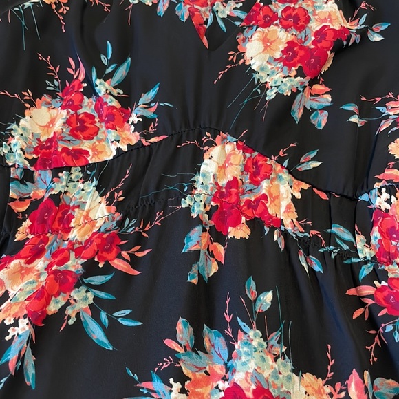 Charlotte Russe V-Neck Floral Maxi - Picture 5 of 6